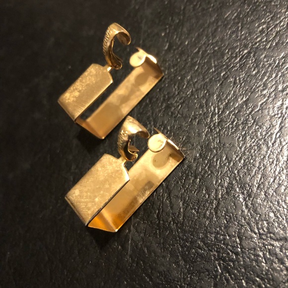 Sarah Coventry Gold-Toned Clip on Earrings - Picture 4 of 5